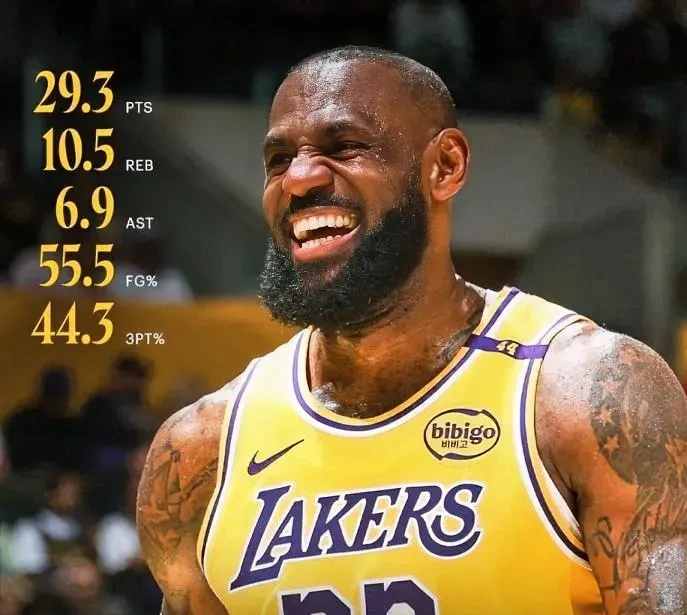 詹姆斯迎来三赛季出色发挥，曼联观众热烈欢呼！